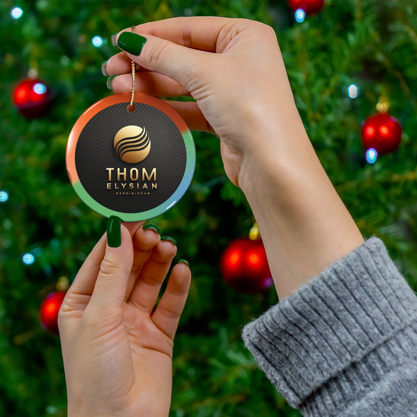 Thom Elysian Weihnachtsschmuck – Keramik-Anhänger mit Logo